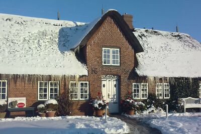 altes Reetdachhaus im Winter auf Sylt