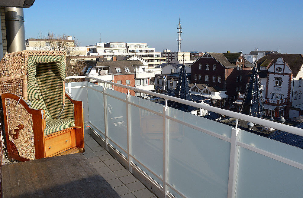 Balkon mit Strandkorb einer Ferienwohnung